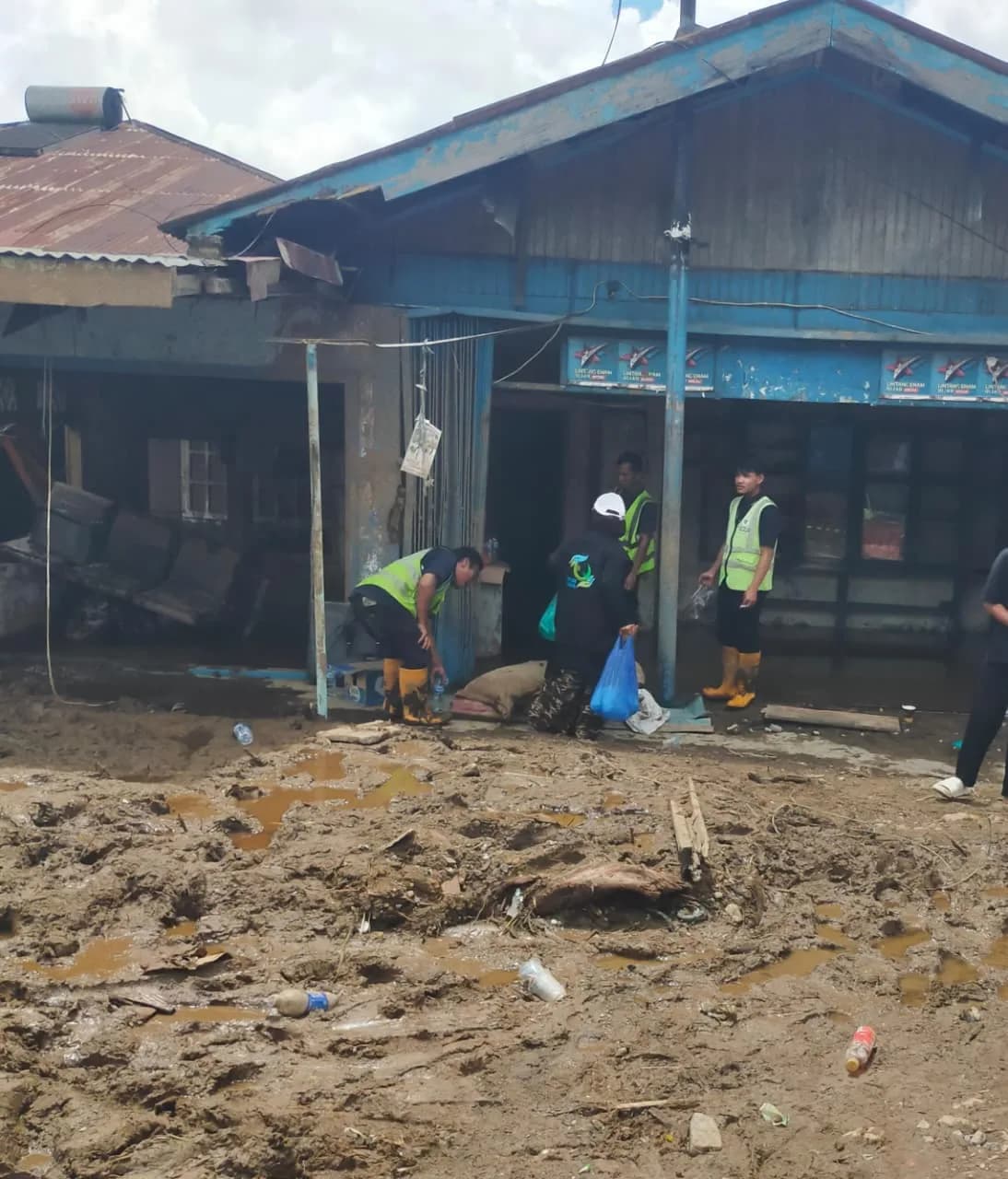 Bantu Pemulihan Pascagalodo, IMSACare Salurkan Makanan kepada Relawan dan Warga di Arosuka