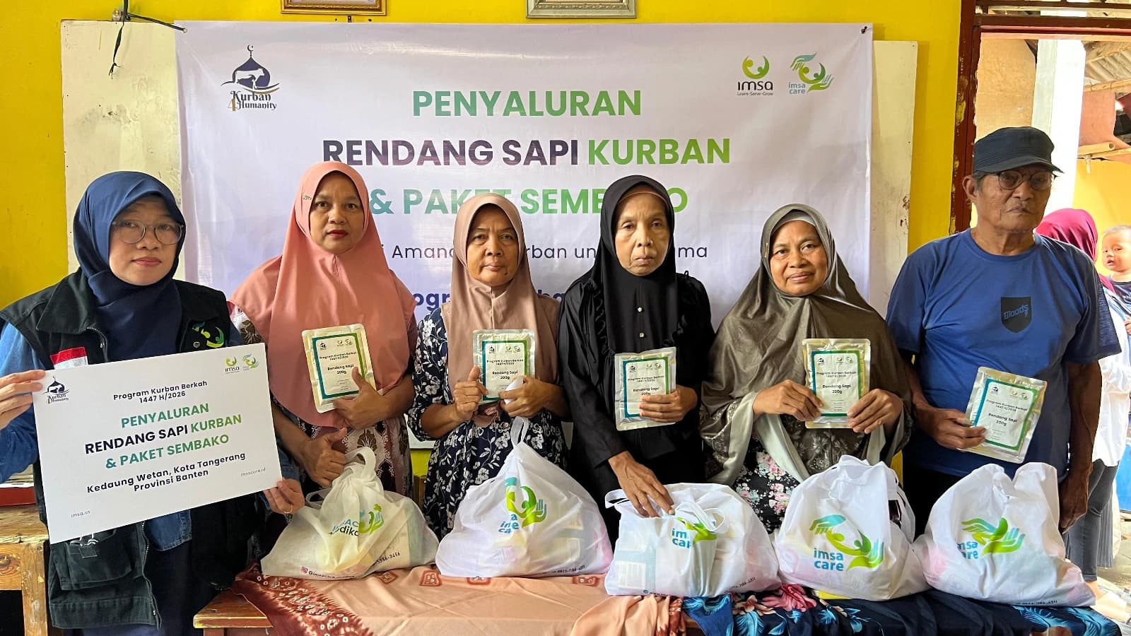 Berbagi Berkah Idul Adha, IMSACare Salurkan 150 Paket Rendang